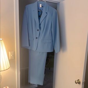 Classic Blue Suit with Tailored Fit and Notched Lapels